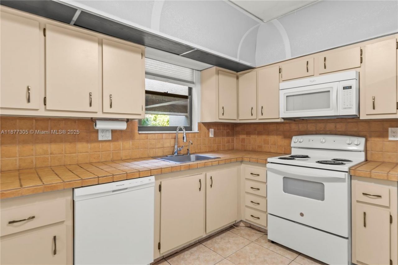 481 Ives Dairy Rd, Unit 303-4, Miami, FL 33179 Photo