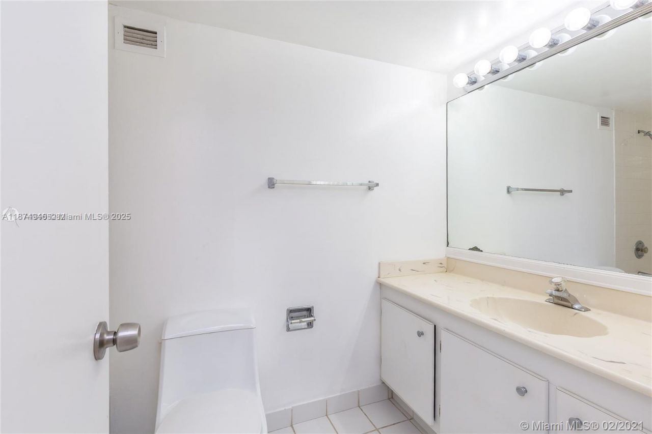1650 NE 115th St, Unit 403, Miami, FL 33181 Photo