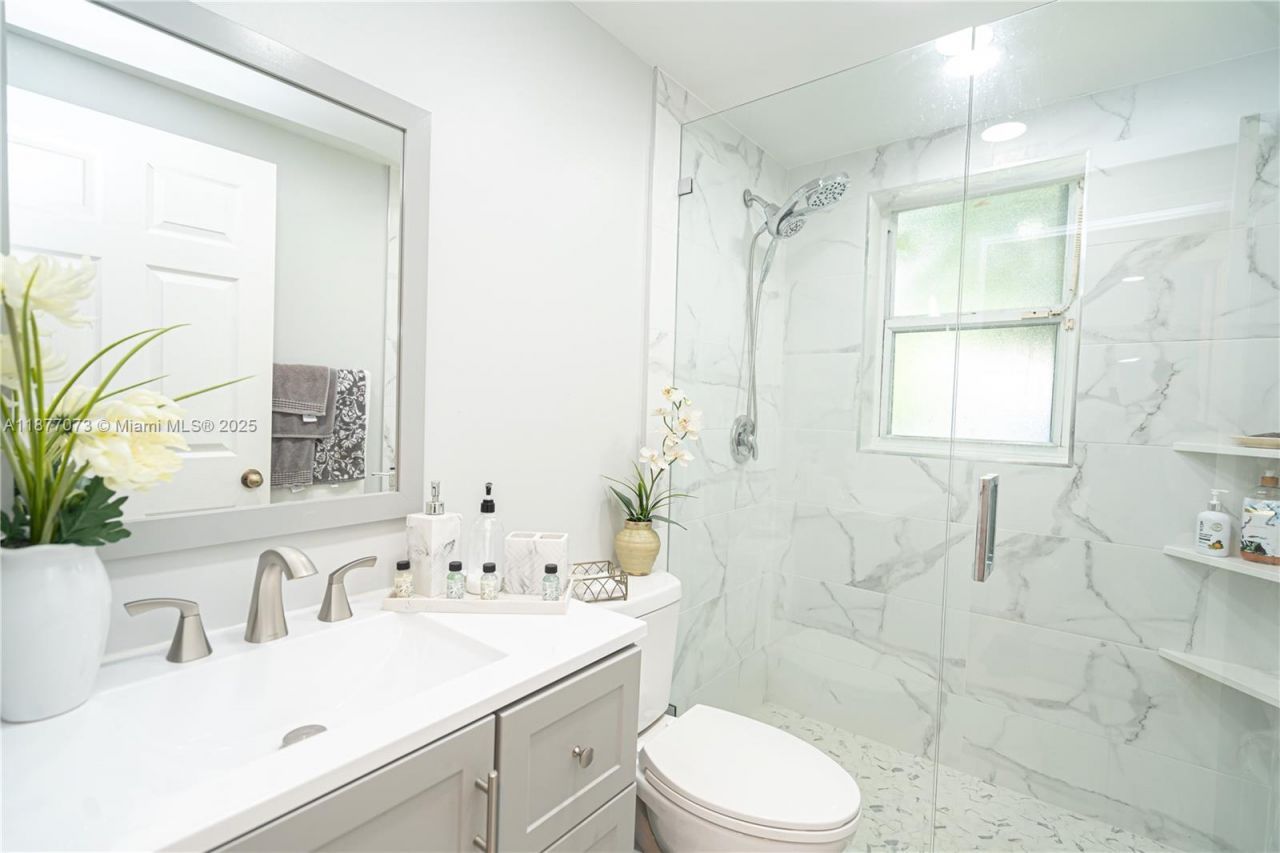 15905 SW 83rd Ter, Miami, FL 33193 Photo