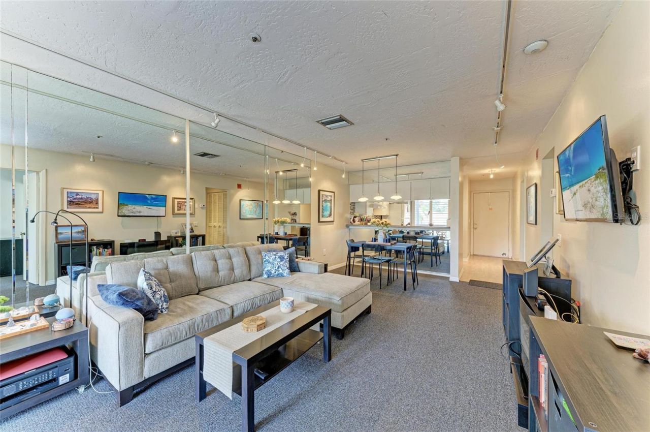 2124 Tamiami Trail, Unit 207, Sarasota, FL 34234 Photo