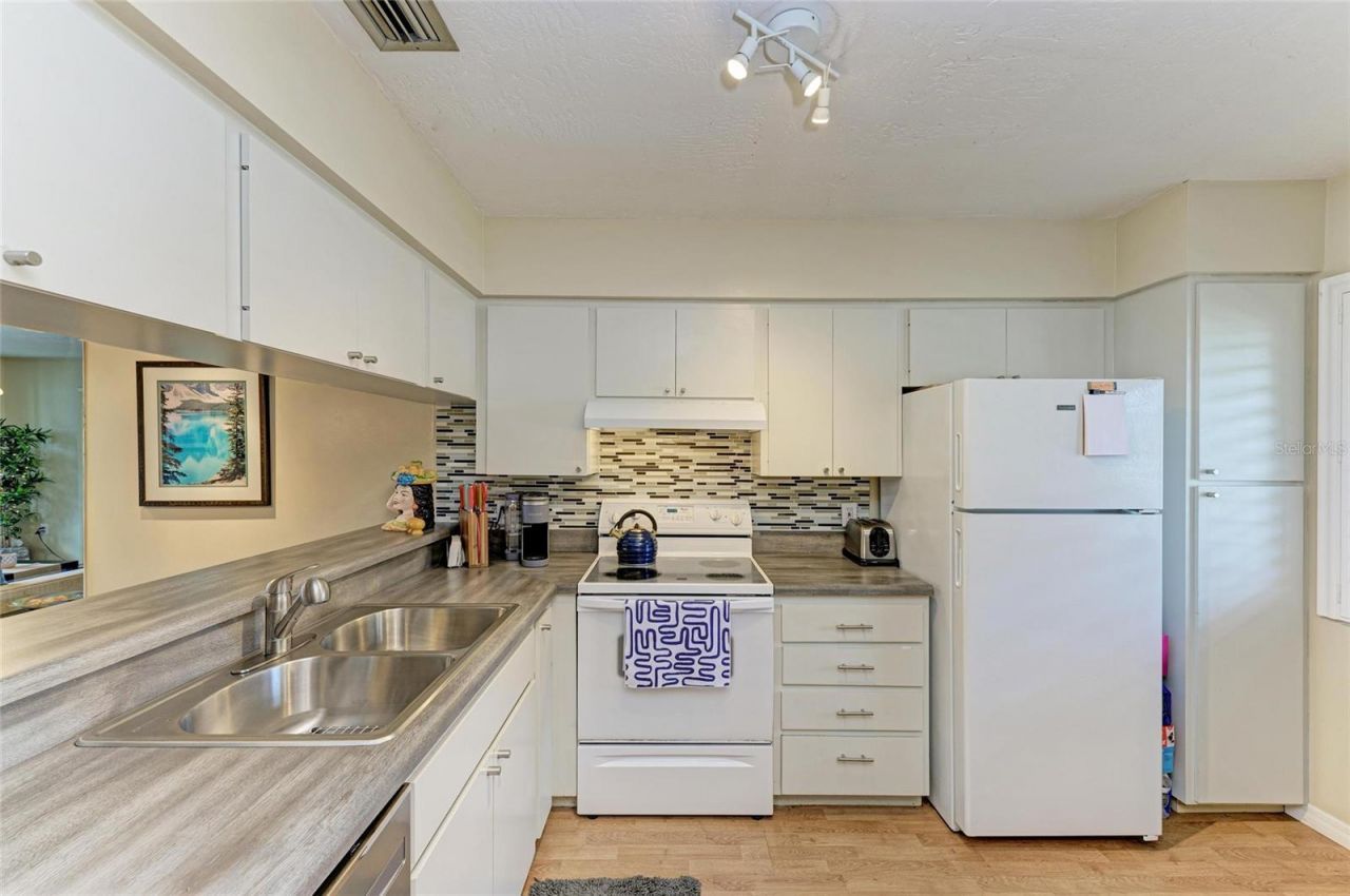 2124 Tamiami Trail, Unit 207, Sarasota, FL 34234 Photo