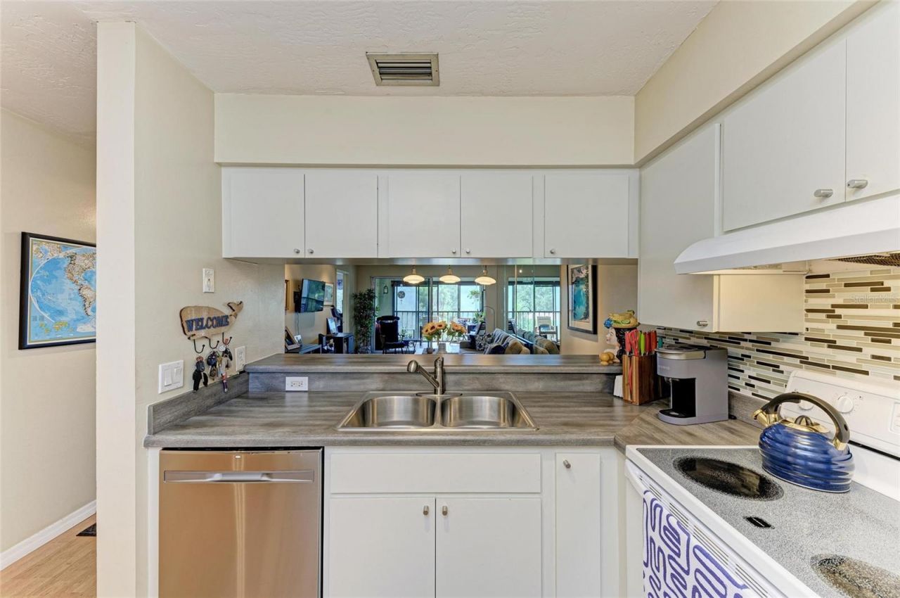 2124 Tamiami Trail, Unit 207, Sarasota, FL 34234 Photo
