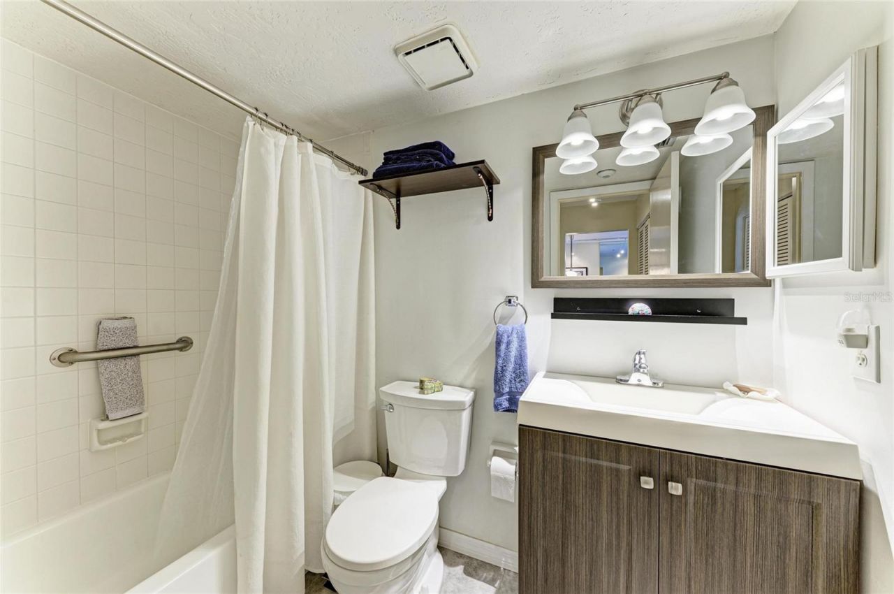 2124 Tamiami Trail, Unit 207, Sarasota, FL 34234 Photo