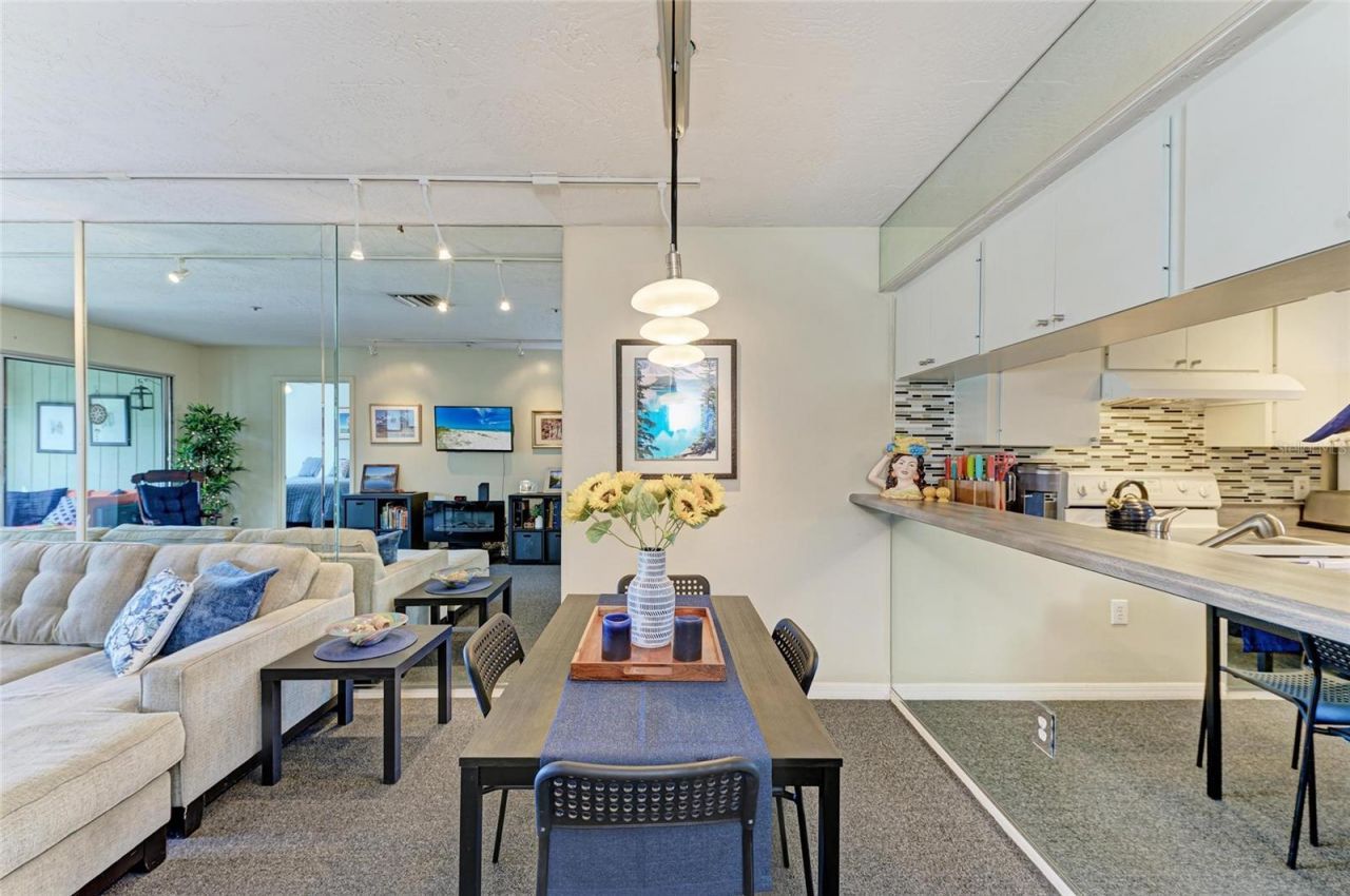 2124 Tamiami Trail, Unit 207, Sarasota, FL 34234 Photo