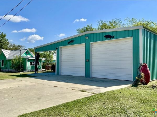 302 E Dallas Avenue, Seadrift, TX 77983