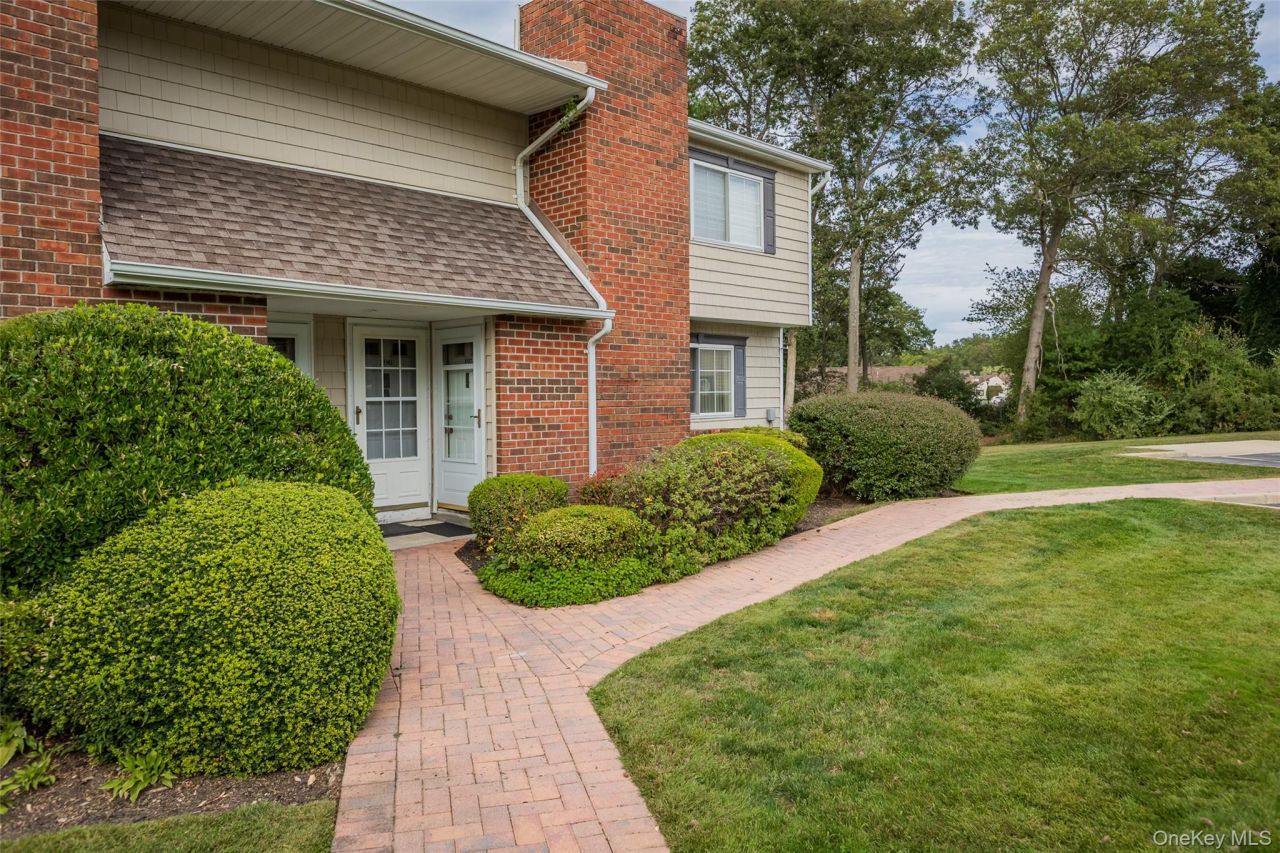 197 Lake Point Circle Middle Island, NY 11953