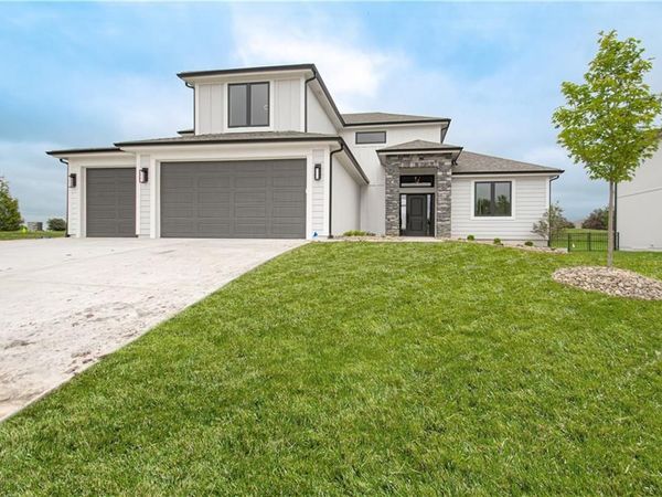 2001 Foxtail Point, Kearney, MO 64060