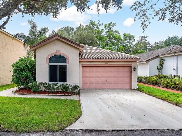 1443 Banyan Cir, Pompano Beach, FL 33069