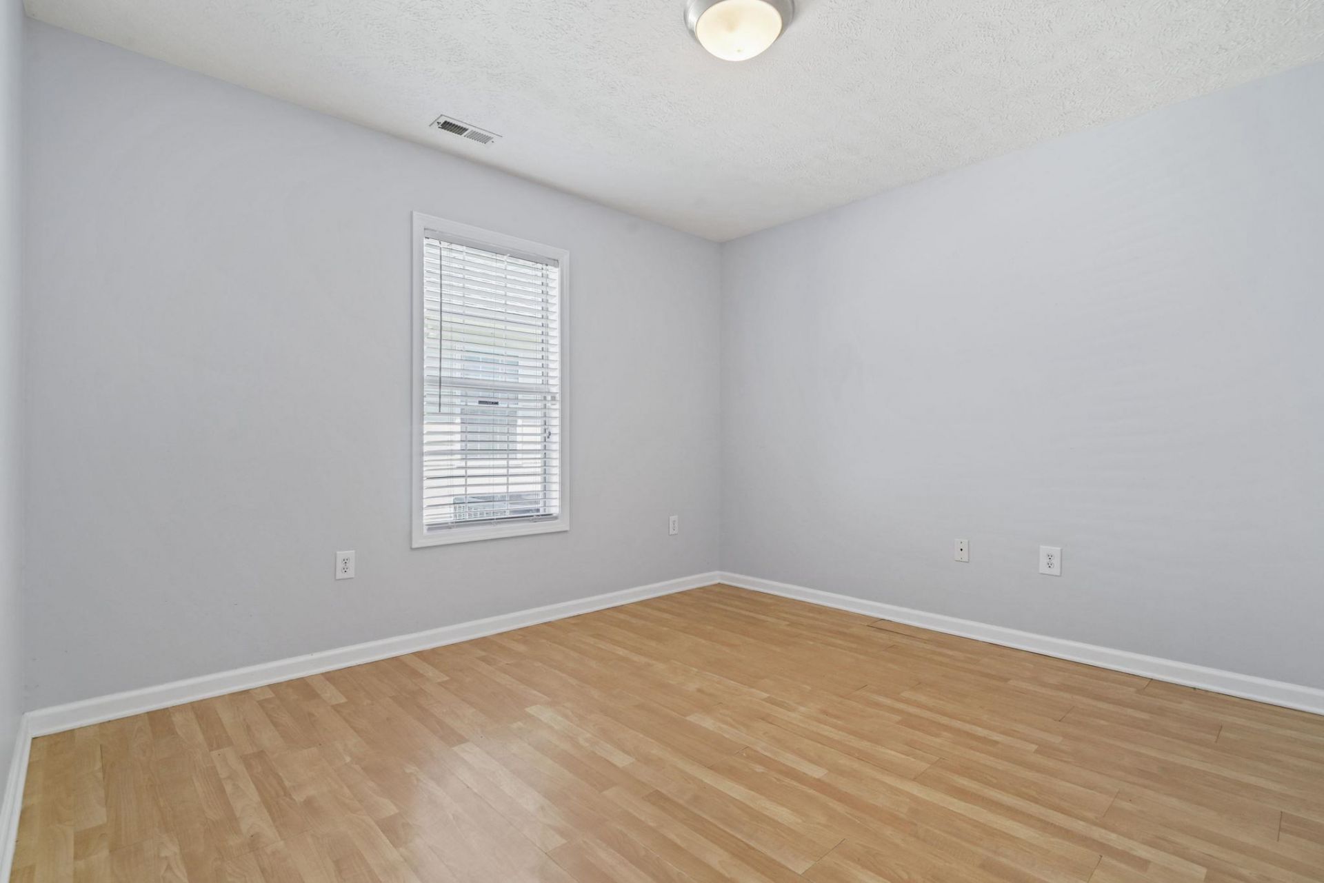 8069 Resin Rd. Photo 4