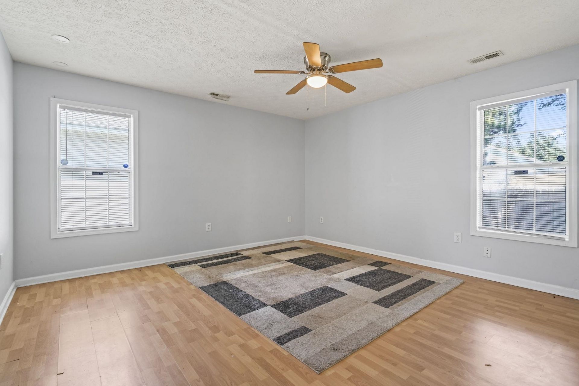 8069 Resin Rd. Photo 7