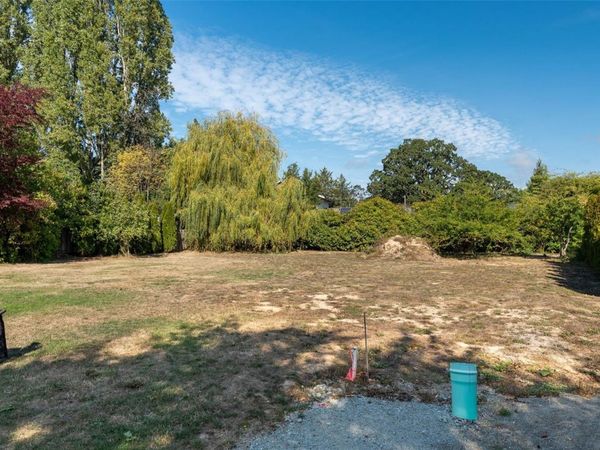 1208 Marchant Rd, Central Saanich, BC V8M 1G7