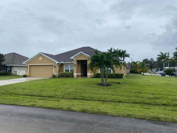 5910 NW Java Court, Port St. Lucie, FL 34986