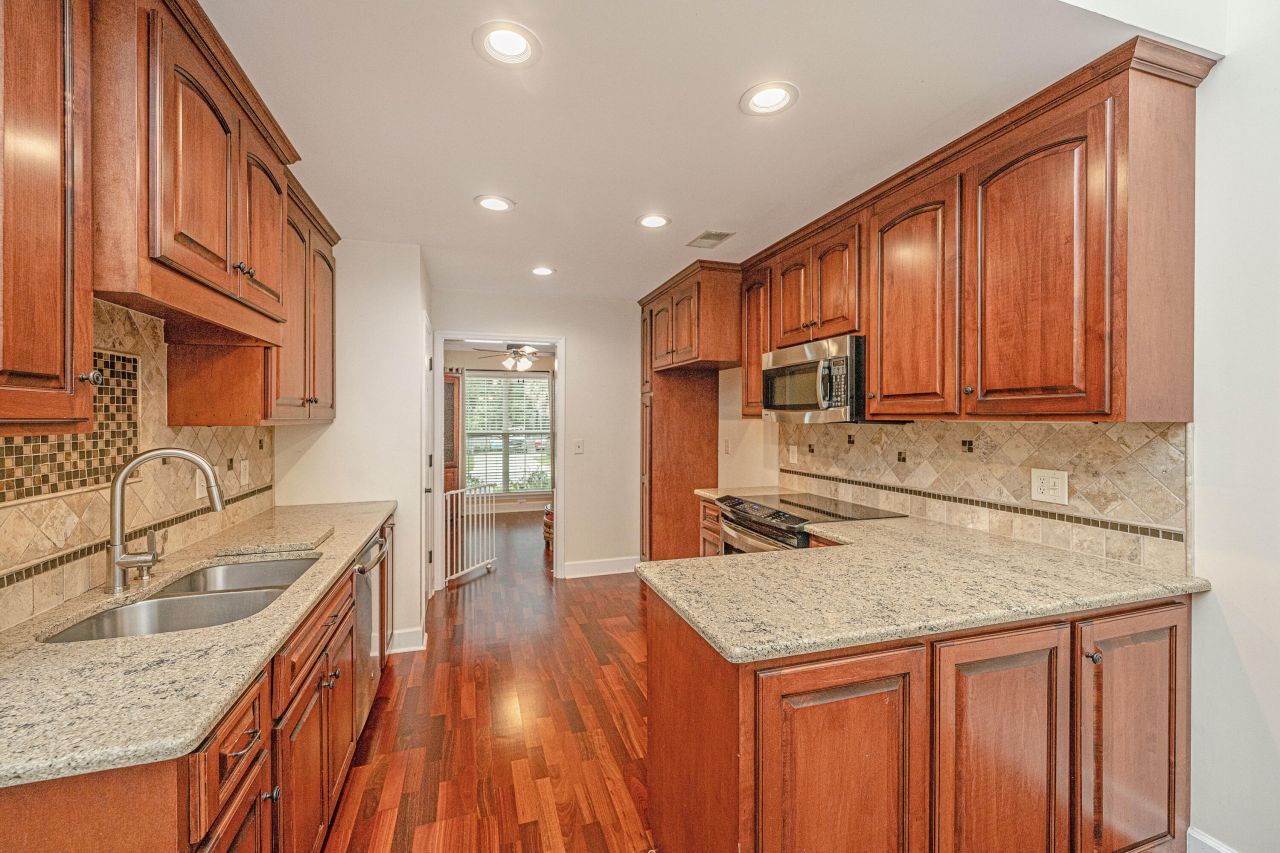 204 Factors Walk Photo 15