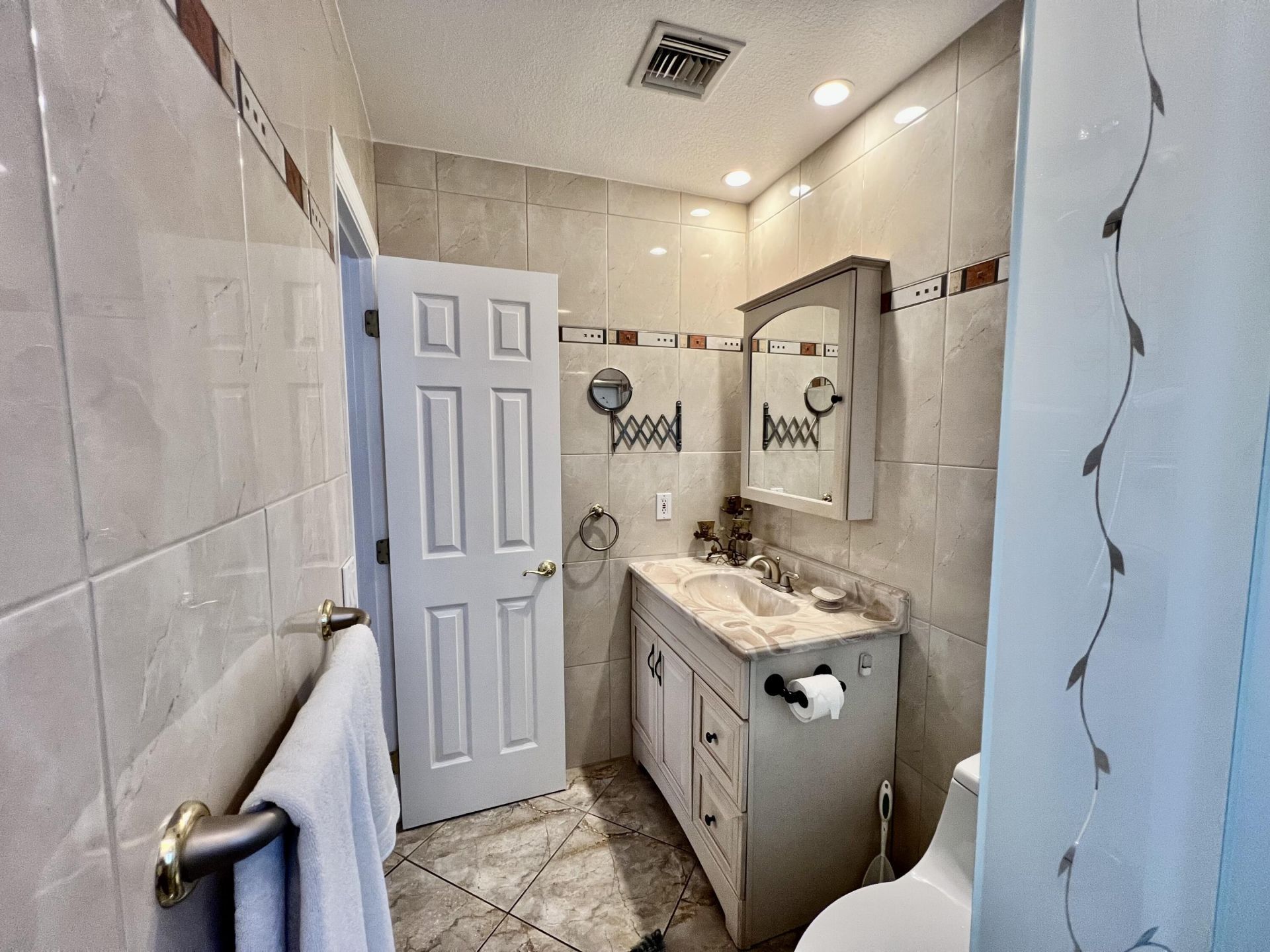 5141 W Oakland Park Boulevard, Unit 201, Lauderdale Lakes, FL 33313 Photo