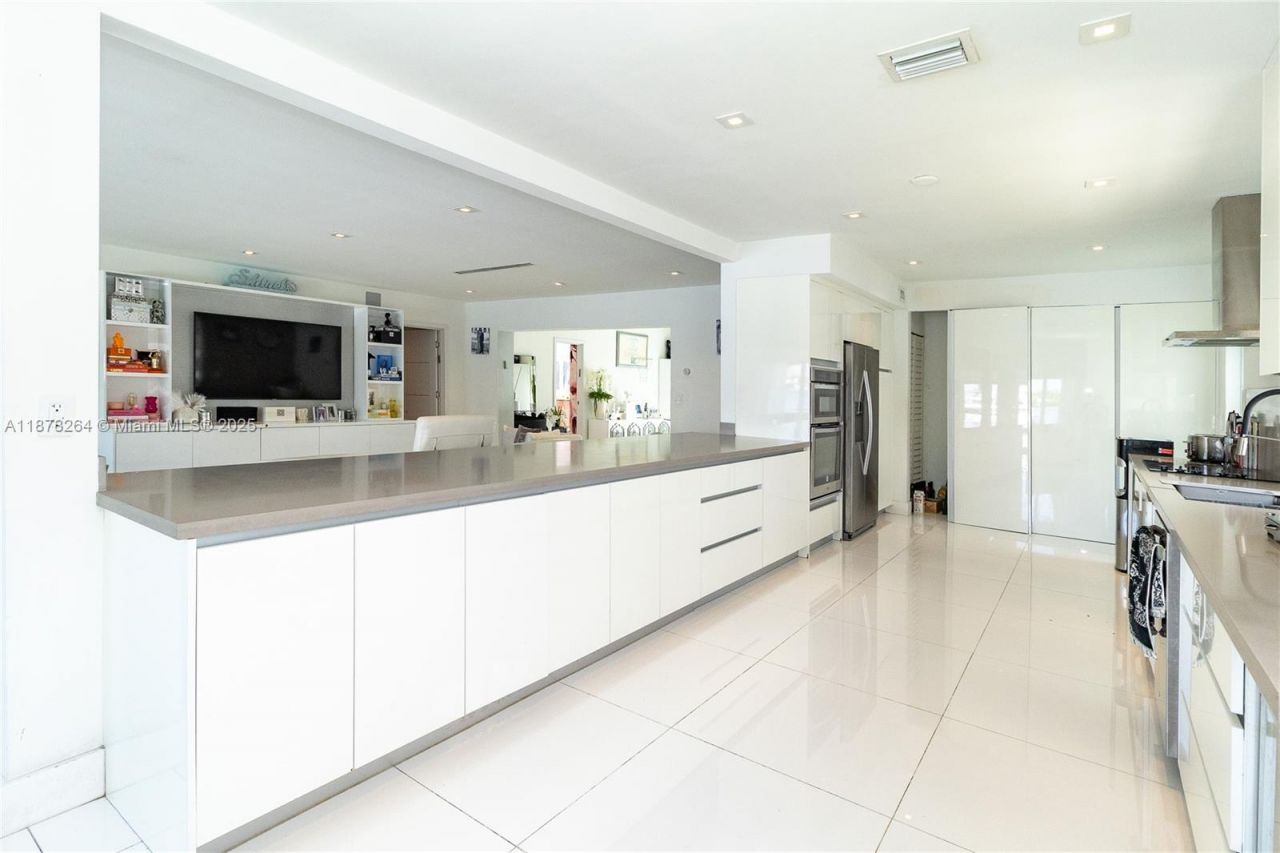 1215 N Biscayne Point Rd, Miami Beach, FL 33141 Photo