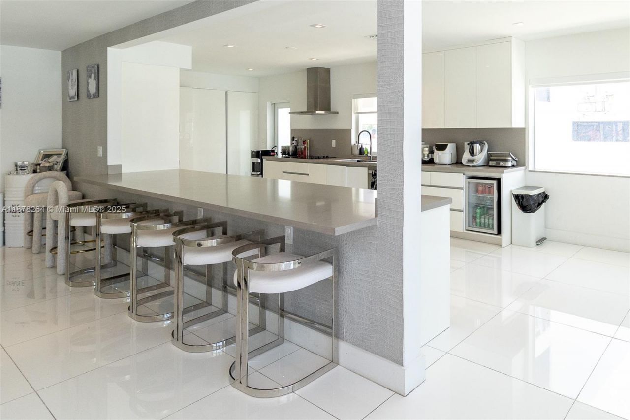 1215 N Biscayne Point Rd, Miami Beach, FL 33141 Photo