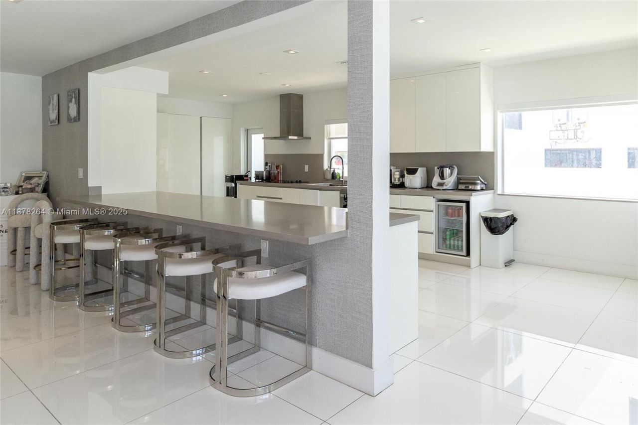 1215 N Biscayne Point Rd, Miami Beach, FL 33141 Photo