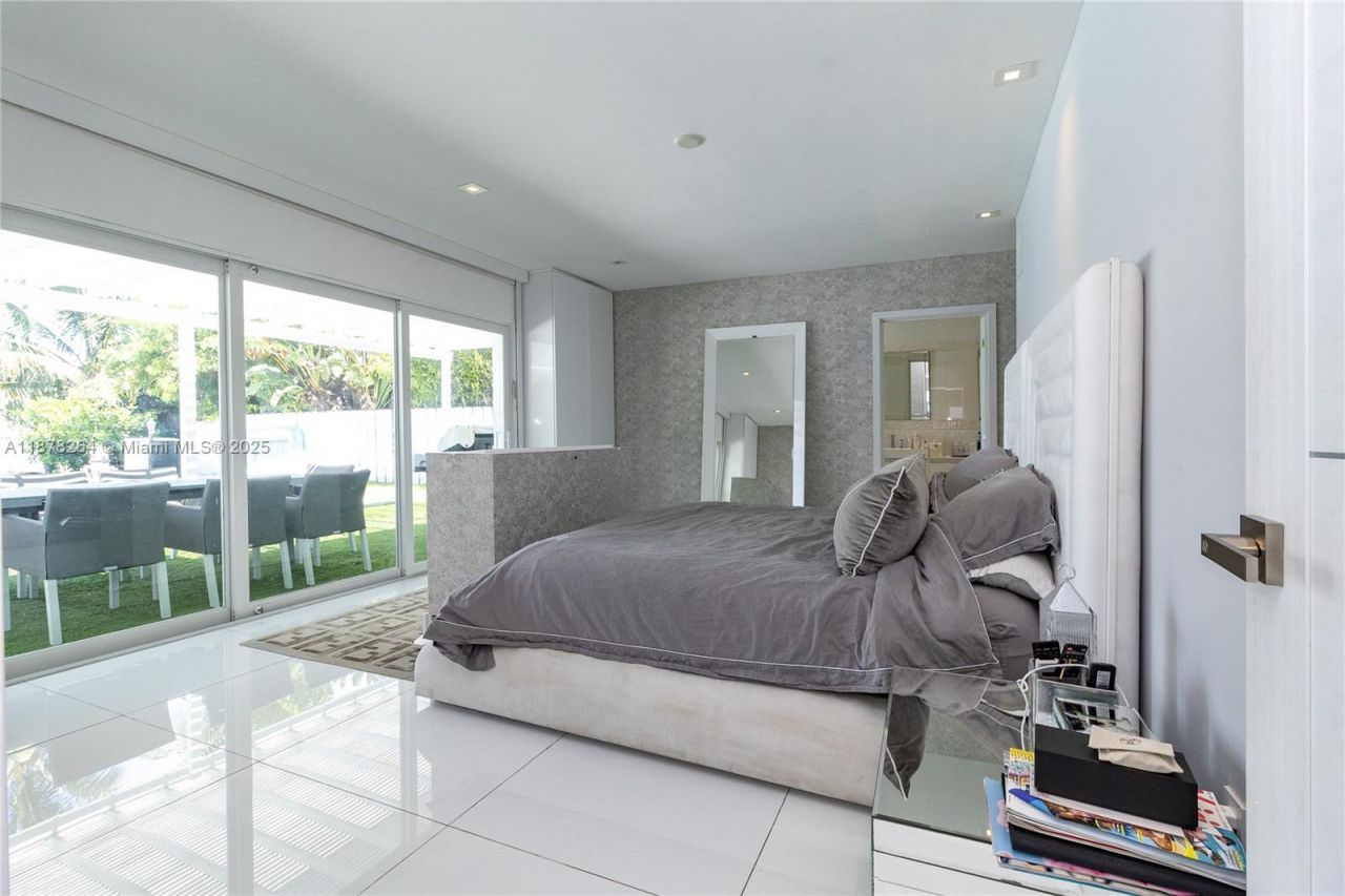 1215 N Biscayne Point Rd, Miami Beach, FL 33141 Photo