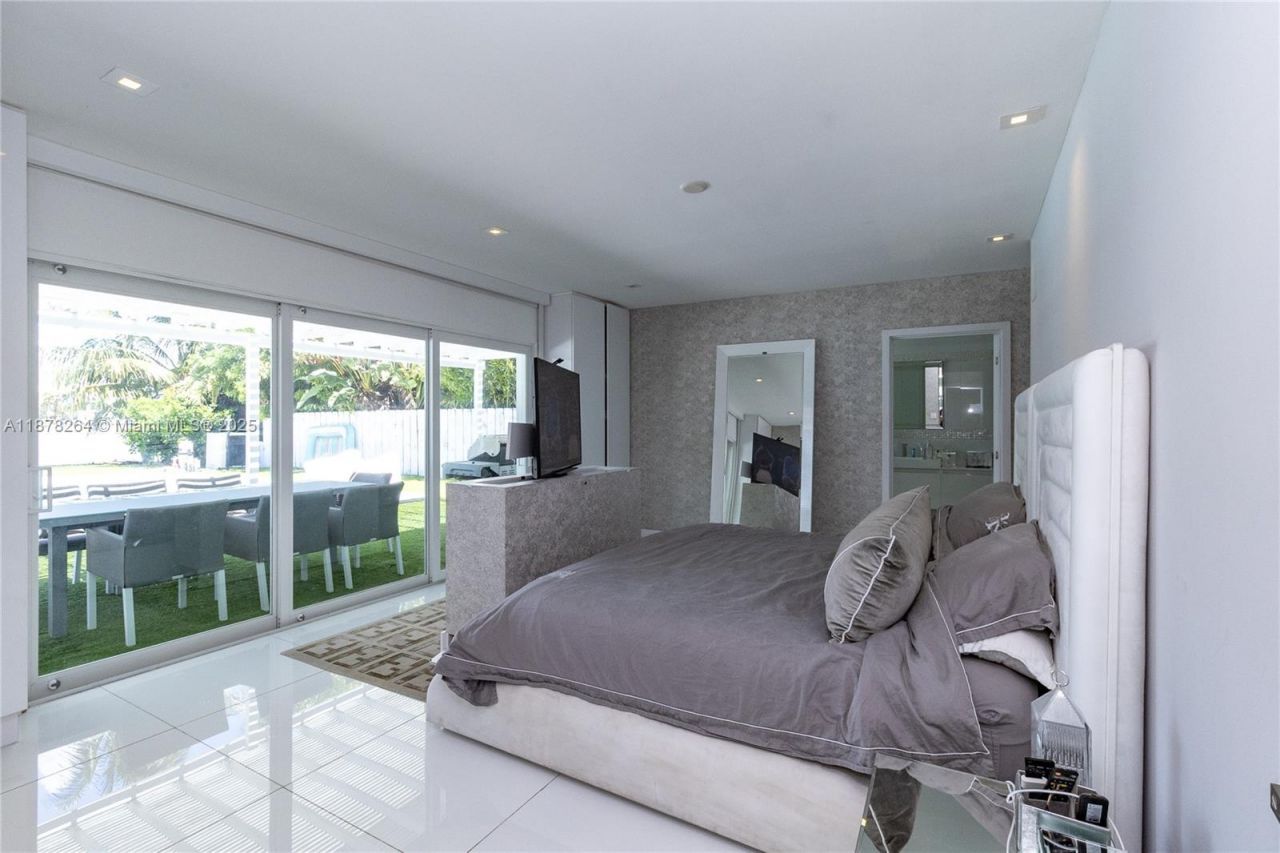 1215 N Biscayne Point Rd, Miami Beach, FL 33141 Photo