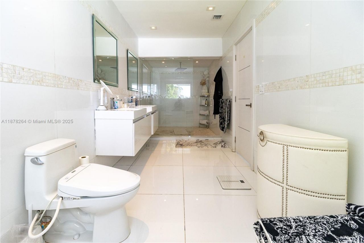 1215 N Biscayne Point Rd, Miami Beach, FL 33141 Photo