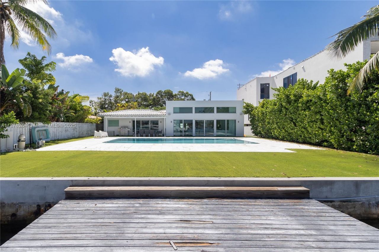 1215 N Biscayne Point Rd, Miami Beach, FL 33141 Photo