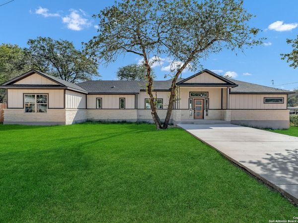 23048 Hilltop Peaks, Elmendorf, TX 78112