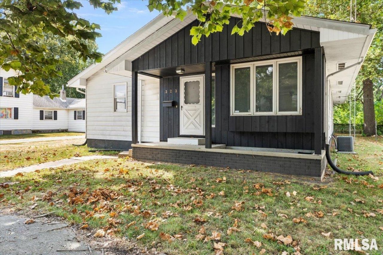 323 N Dye Street, Virden, IL 62690 Main Photo