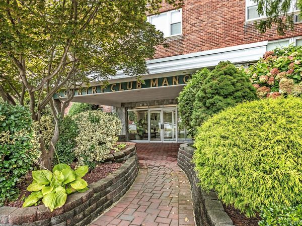 250 W Merrick Road, Unit 2L, Freeport, NY 11520