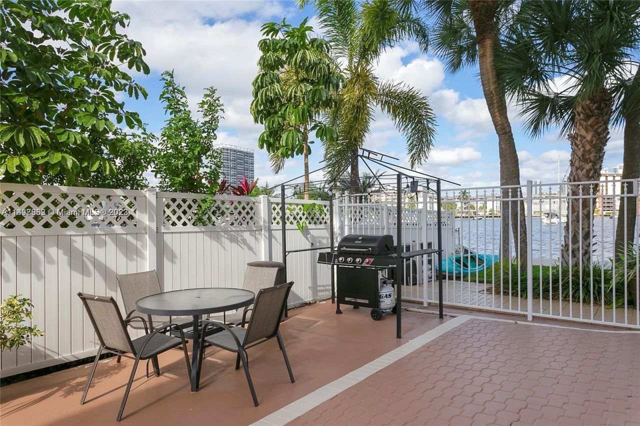 410 Golden Isles Dr, Unit 202, Hallandale Beach, FL 33009 Photo