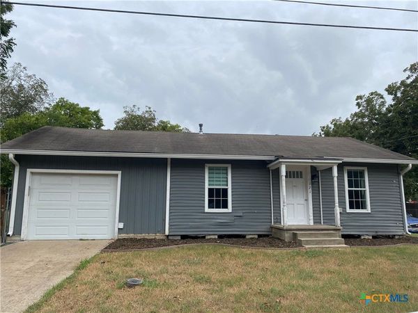 121 E 15th Street , Shiner, TX 77984