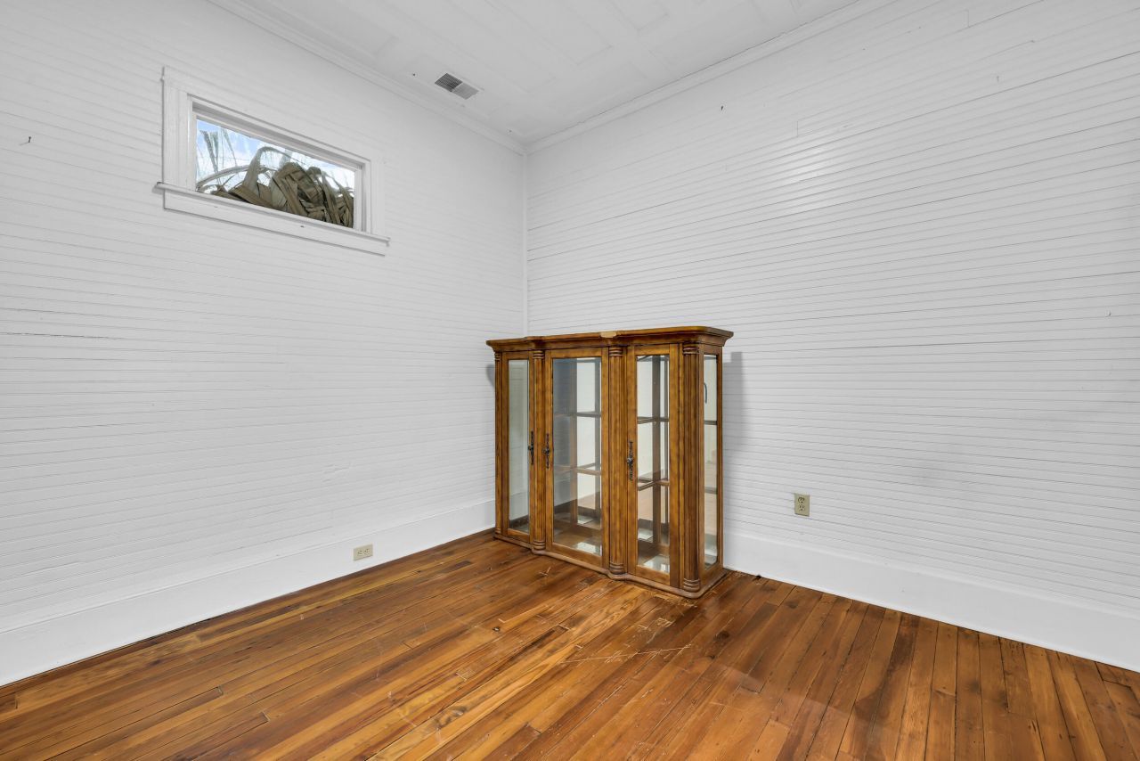 66 1/2 Lee Street Photo 8