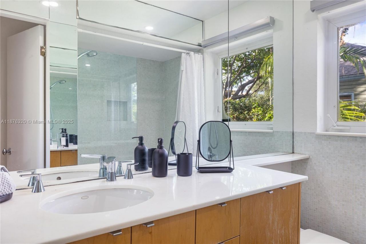 11403 NE 8th Ave, Biscayne Park, FL 33161 Photo