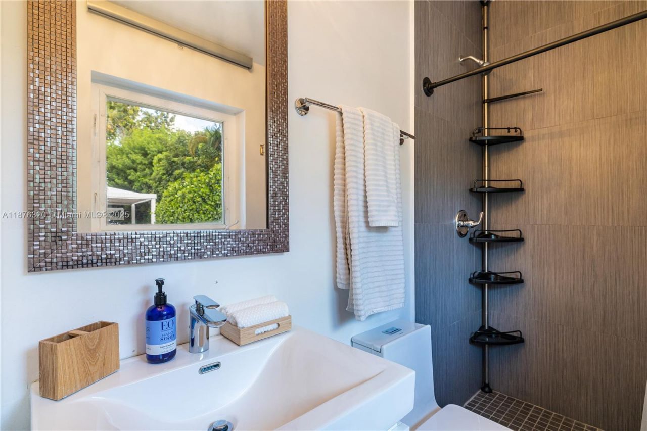 11403 NE 8th Ave, Biscayne Park, FL 33161 Photo