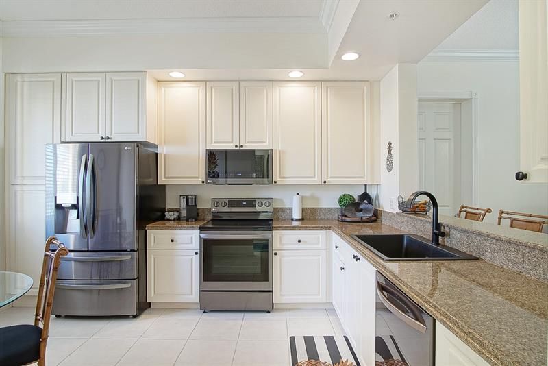 19 Harbour Isle Dr W, Unit 306, Hutchinson Island, FL 34949 Photo