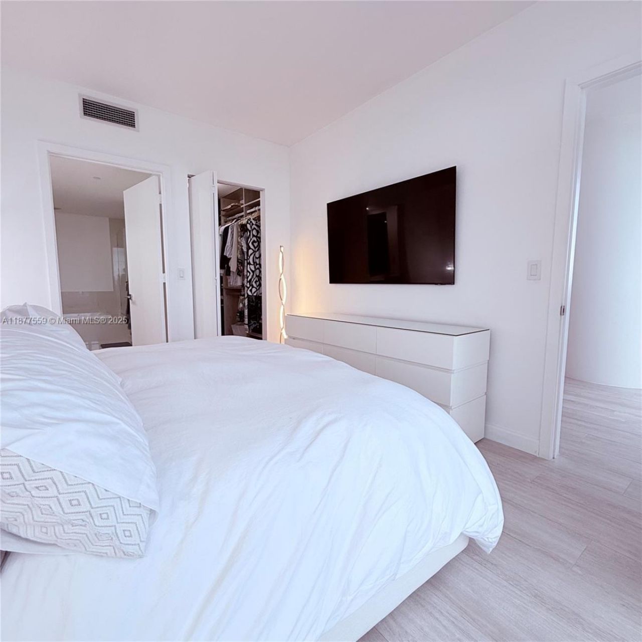 55 SW 9th St, Unit 4003, Miami, FL 33130 Photo