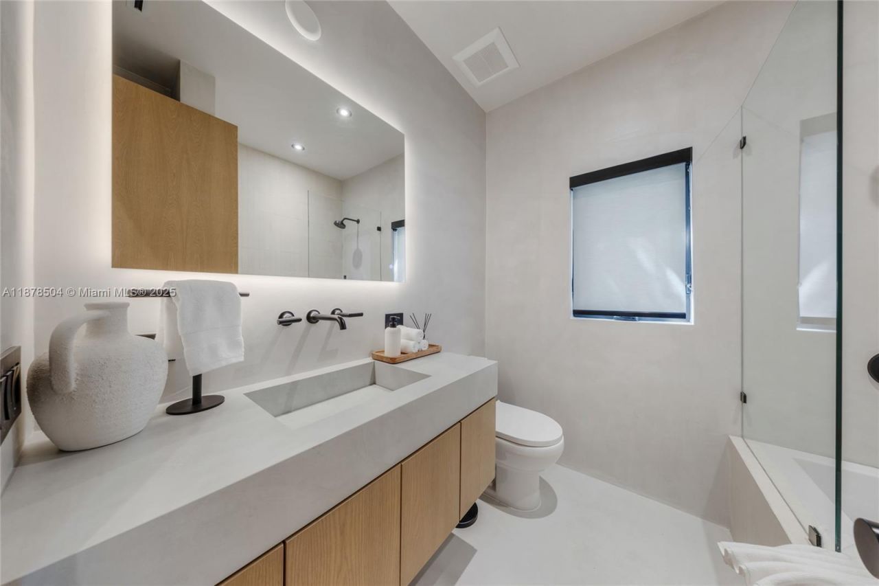 1000 NW 9th Ct, Miami, FL 33136 Photo