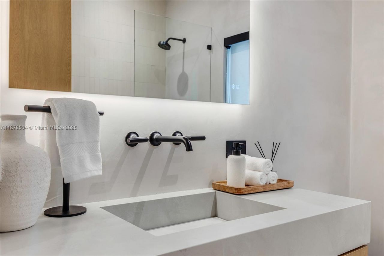 1000 NW 9th Ct, Miami, FL 33136 Photo