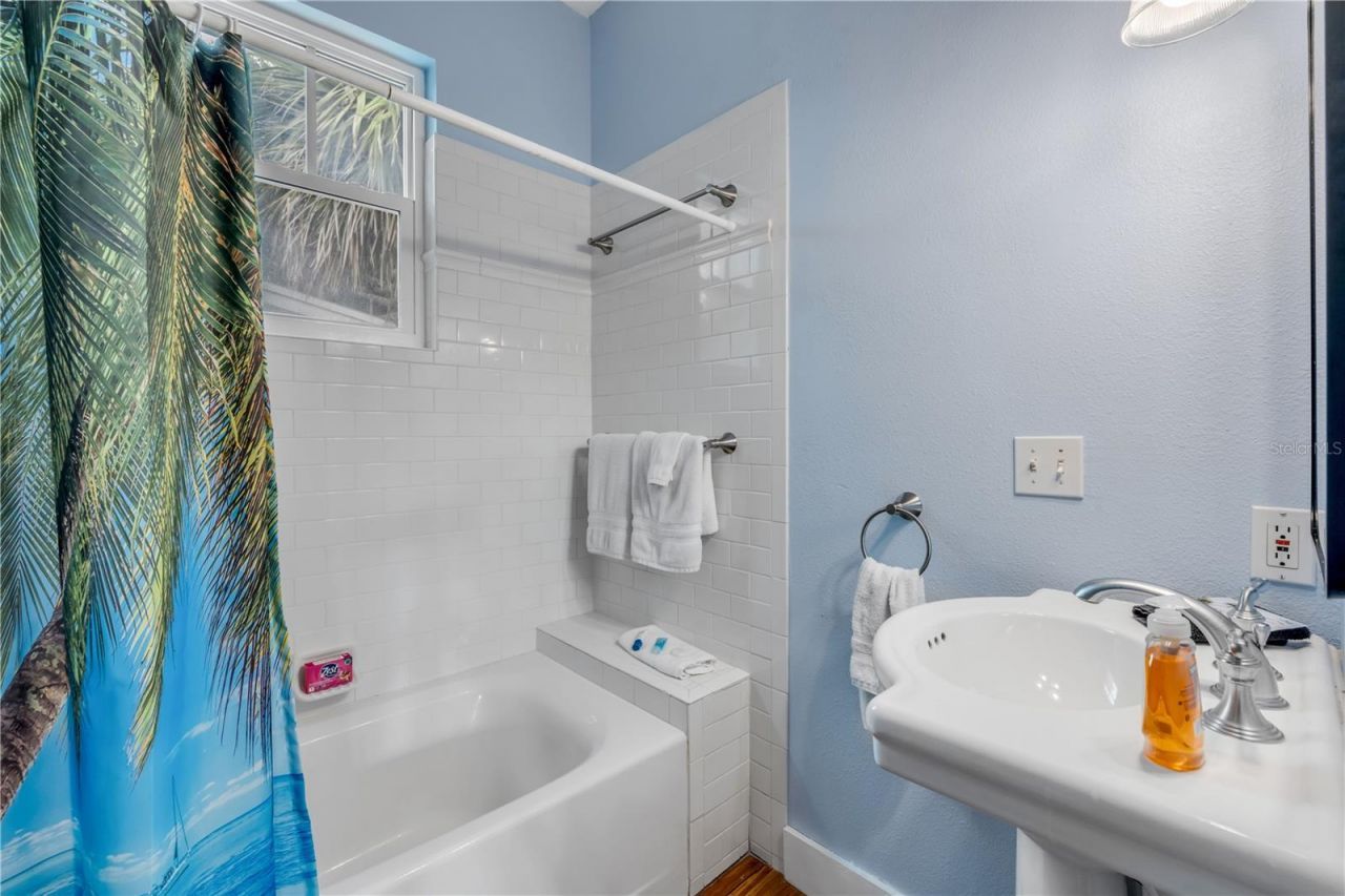 418 Columbus Avenue, New Smyrna Beach, FL 32169 Photo