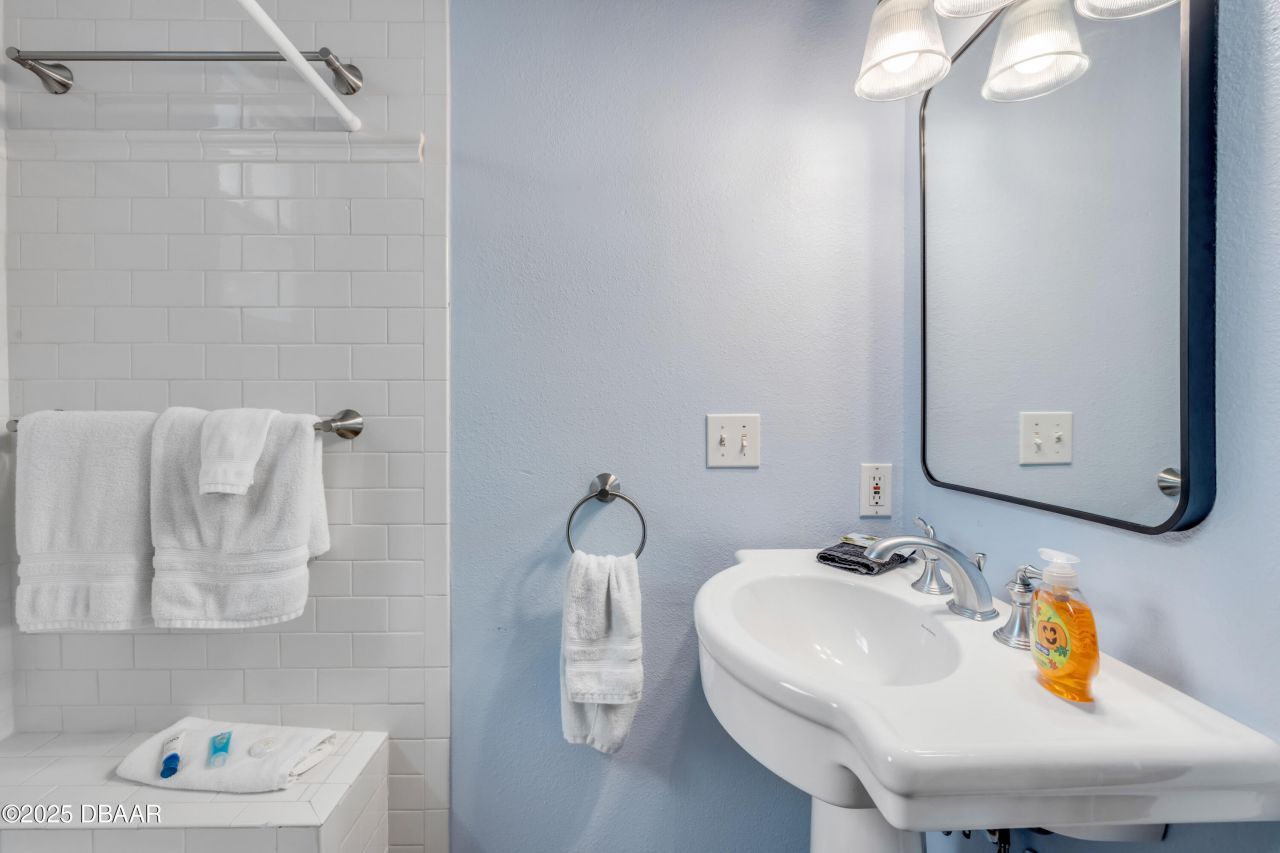 418 Columbus Avenue, New Smyrna Beach, FL 32169 Photo