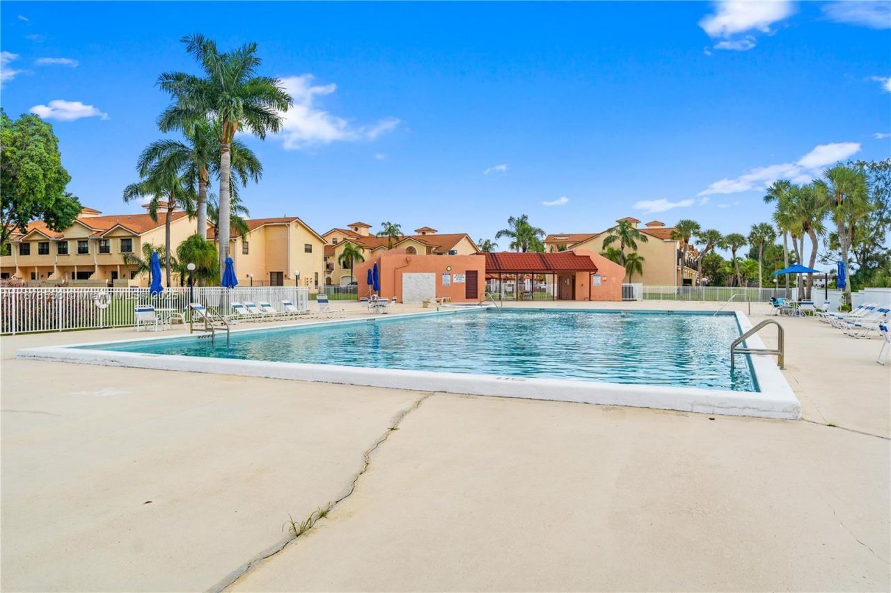 20840 San Simeon Way, Unit 307, Miami, FL 33179 Photo