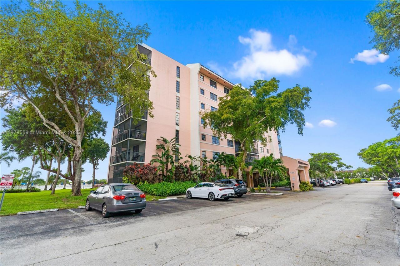 20840 San Simeon Way, Unit 307, Miami, FL 33179 Photo