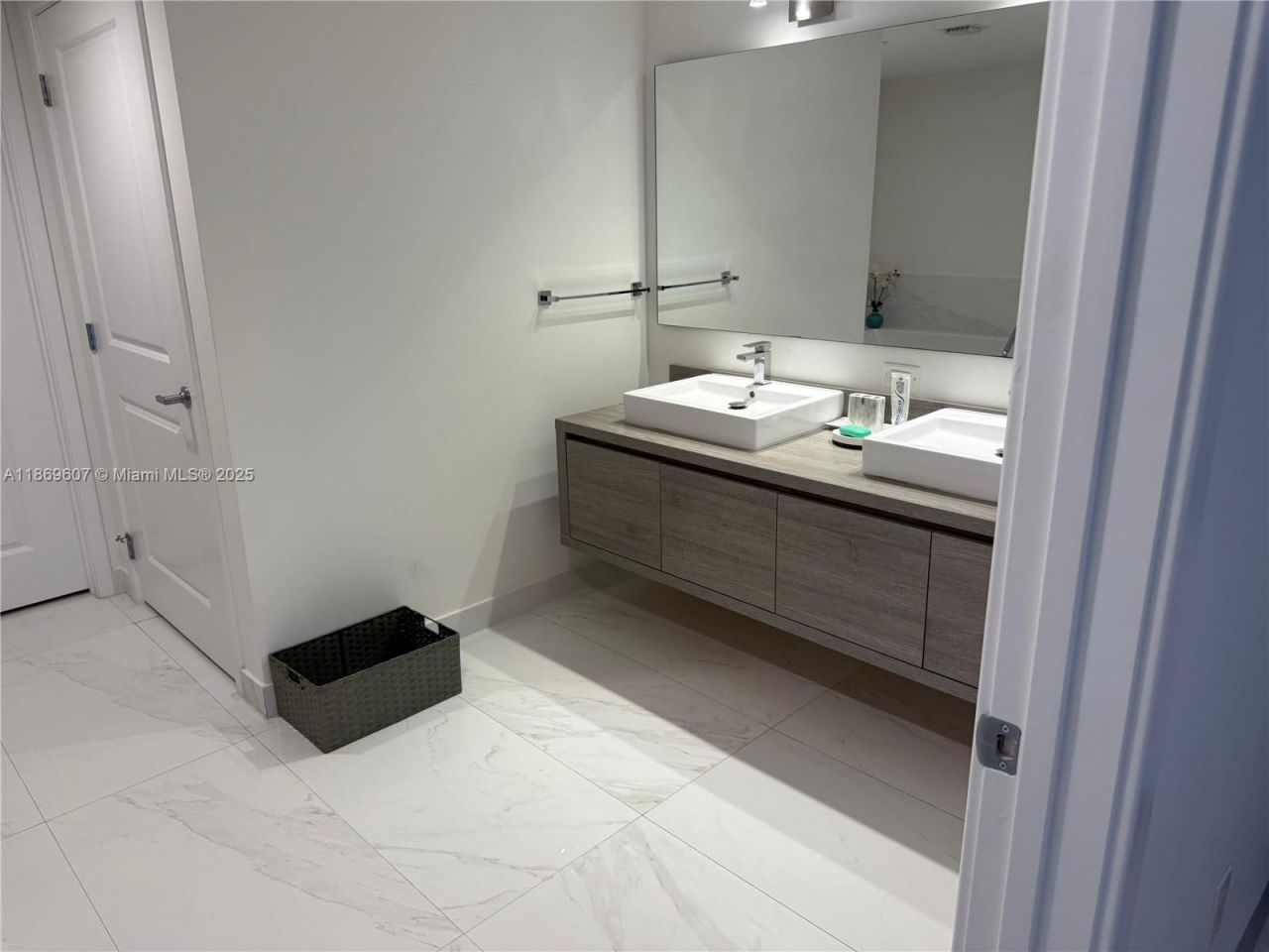 400 Sunny Isles Blvd, Unit 1021, Sunny Isles Beach, FL 33160 Photo