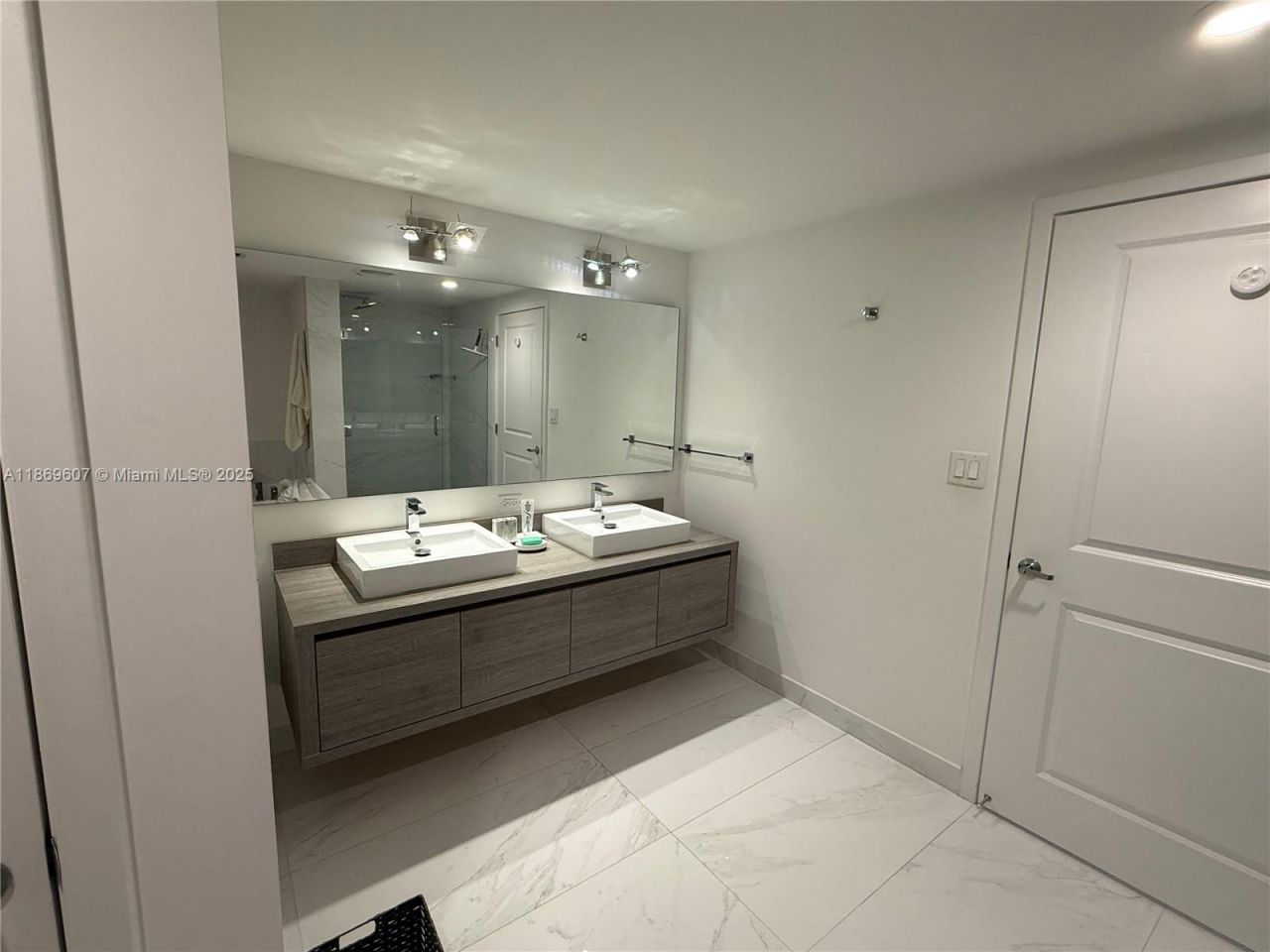 400 Sunny Isles Blvd, Unit 1021, Sunny Isles Beach, FL 33160 Photo