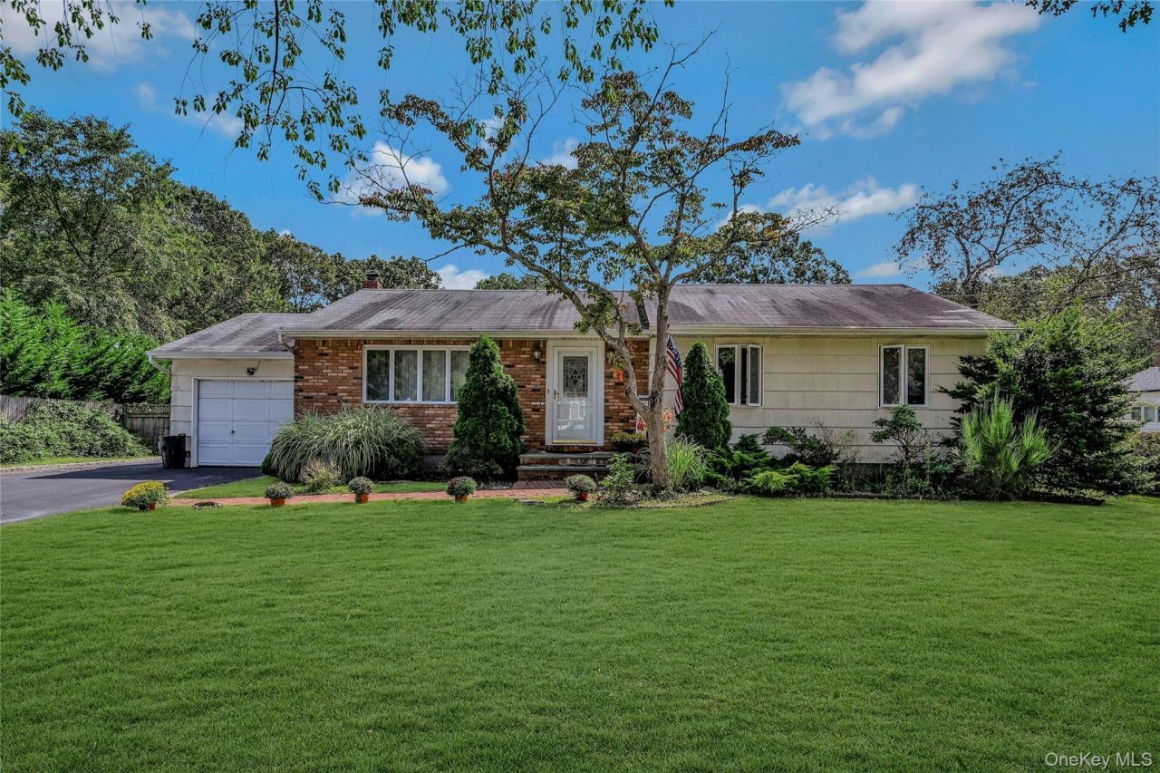 293 Blake Avenue, Bohemia, NY 11716 Main Photo