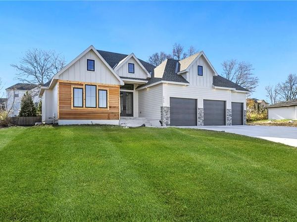 3940 SW Flintrock Drive, Lee's Summit, MO 64082