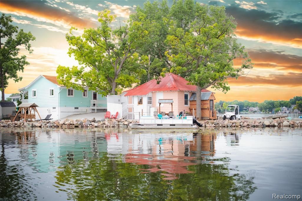 599 Westpointe Court, Lake Orion Vlg, MI 48362 Main Photo