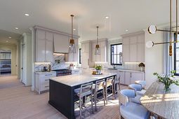 305 Queens Court photo 4