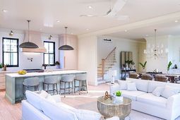 305 Queens Court Court photo 4