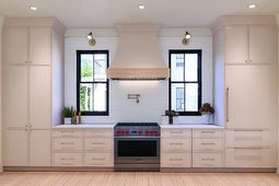 305 Queens Court Court photo 4