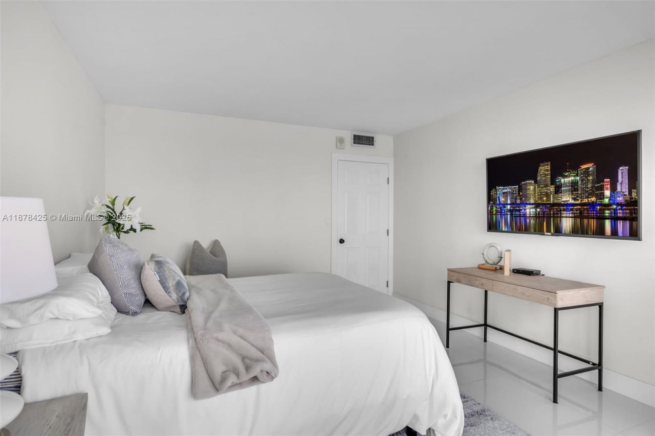 17720 N Bay Rd, Unit 903, Sunny Isles Beach, FL 33160 Photo